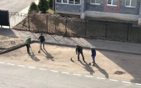 "Прям как в армии": в Рыбинске коммунальщики подметают улицы лопатами. Видео