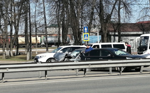 «Капот весь всмятку»: сразу четыре машины столкнулись в Ярославле.