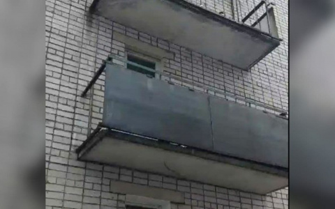 В Ярославле упавшие с балкона листы шифера разбили машину: видео