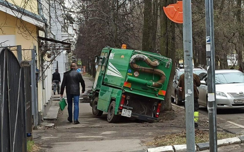 "Застрял в стабильности": в Ярославле в ямах грузовики встают намертво