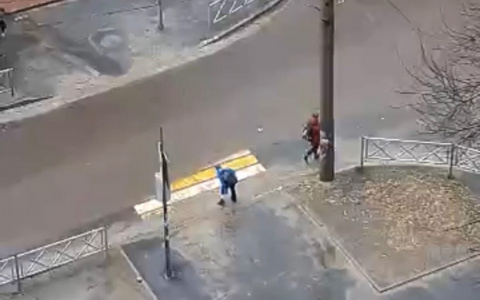 "Поможет только лодка": в Ярославле после дождя затопило улицу. Видео