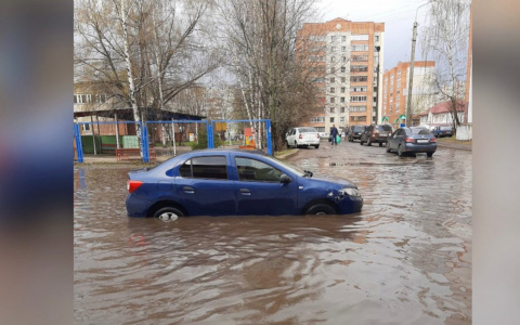 "Скоро бобры приплывут":  в Ярославле улица превратилась в большой пруд