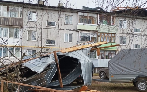 Рухнуло прямо на машину: под Ярославлем из-за ветра жители остались без крыши