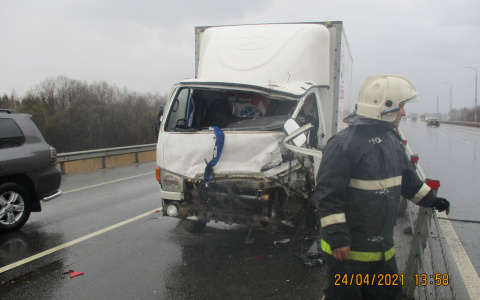 От удара вжало в сиденье: под Ярославлем в грузовик врезалась легковушка