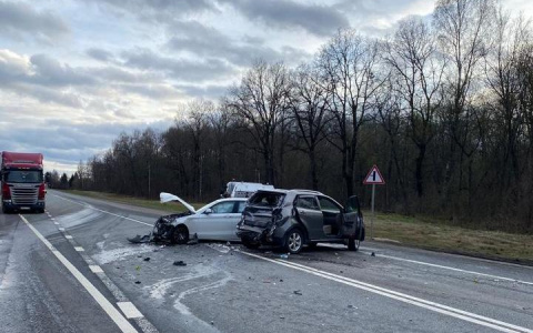 Переломанных увезли на скорой: под Ярославлем в ДТП покалечились два человека