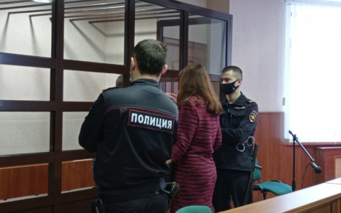 Ногой выбил витрину: в Ярославле совершили колбасный налет на магазин