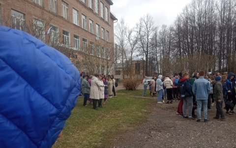 "Дети вышли без вещей": что стоит за массовой эвакуацией школ в Ярославской области