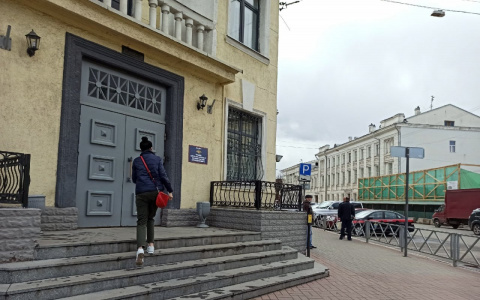 Выпал с шестого этажа: из-за жестокого обращения с малышом в Ярославле возбудили дело