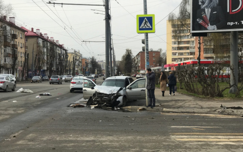 Куски авто разбросаны по улице: тройная авария произошла в центре Ярославля