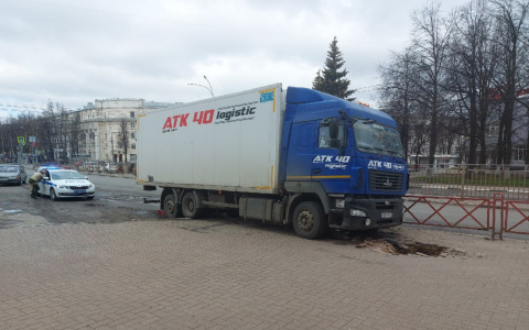"Люди стояли рядом и громко матерились": в центре Ярославля большегруз проломил плитку и застрял