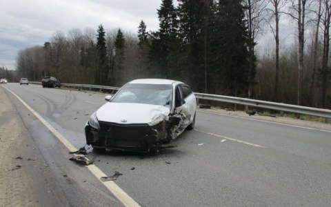 Водителя отбросило на пассажирское сиденье: в ДТП под Ярославлем пострадал мужчина