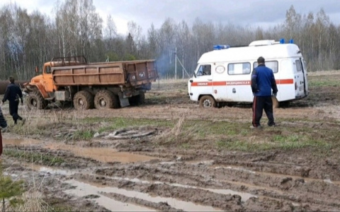 "Ветерану было плохо": под Ярославлем застрявшую скорую два часа вытаскивали всей деревней