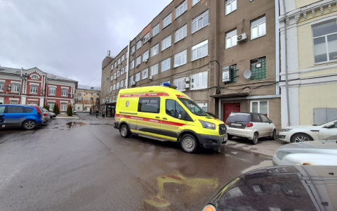 Переломанную увезли в больницу: в Ярославле молодая девушка покалечилась на электросамокате