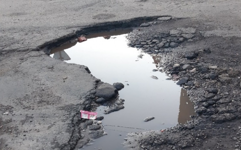 "Главное - парад": улицу Ярославля украсили ямы