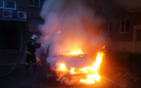 Огонь вырывался из салона: под Ярославлем было сожжено авто на стоянке