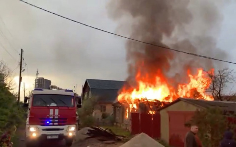 «Молния попала»: в Ярославле во время грозы загорелся дом