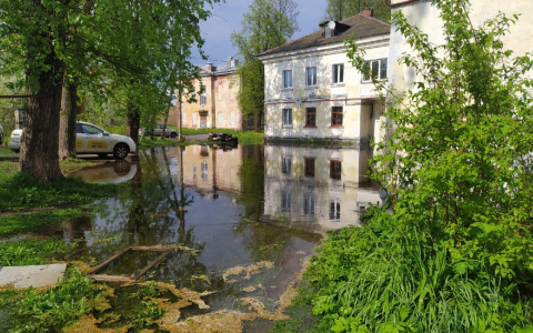 Град ломает крыши и новое экстренное: режим ЧС ввели в Ярославской области