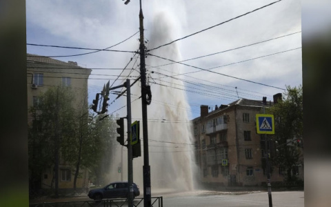 Фонтан высотой с пятиэтажный дом забил в Ярославле: что случилось