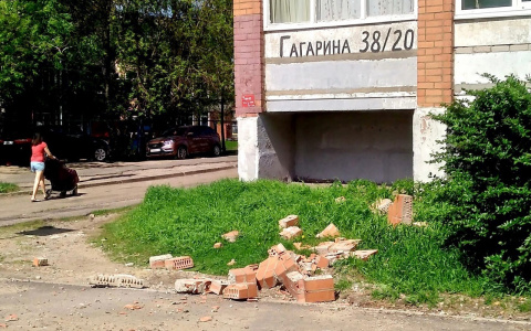 «Стал рассыпаться»: в Ярославле обрушилась часть многоэтажки
