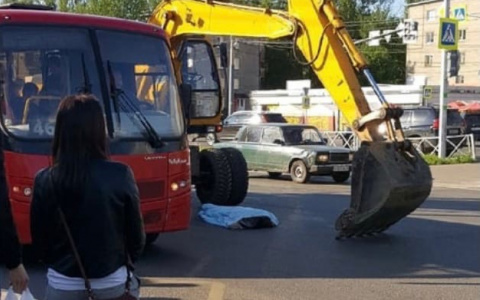 «Под головой лужа крови»: в Брагино мужчину насмерть сбил экскаватор