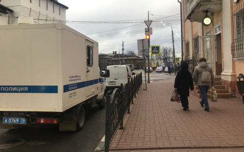 Из груди капала кровь: в Брагино человек с ножом бросался на людей