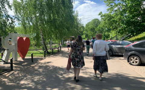 В России хотят ввести подарочную зарплату для всех женщин