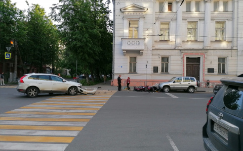 Отлетевший бампер и разлетевшийся мотоцикл: в центре Ярославля произошло ДТП