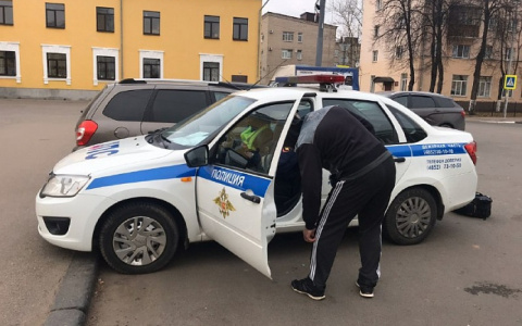 С переломами увезли в больницу: под Ярославлем грузовик съехал в кювет