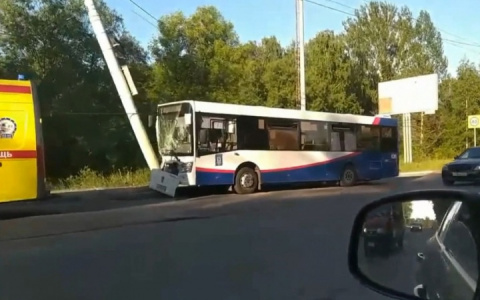 Десять человек с травмами и переломами: новые подробности ДТП с автобусом в Ярославле