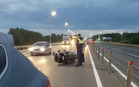 Женщина без руки: под Ярославлем мотоцикл занесло на куриных потрохах