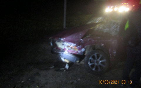 Спасатели окружили раскуроченный авто: подробности аварии под Ярославлем