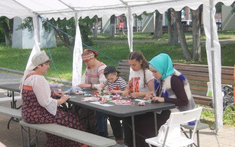 Выставка национальных костюмов, игры и мастер-классы: в Ярославле прошел Фестиваль народов России «Межфест»