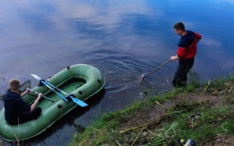 Дохлая рыбы и крысы: ярославцы вытащили несколько тонн мусора из пруда