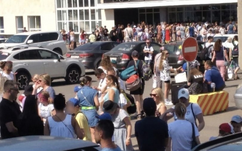 «Подарок коронавирусу»: ярославцы жалуются на толпы провожающих детей в лагерь