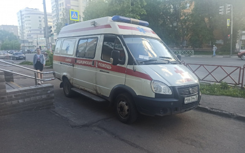 У коронавирусного госпиталя в Ярославле выстроилась очередь из скорых