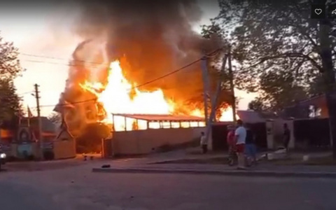 Девять человек с младенцем на улице: под Ярославлем сгорел семейный дом-музей