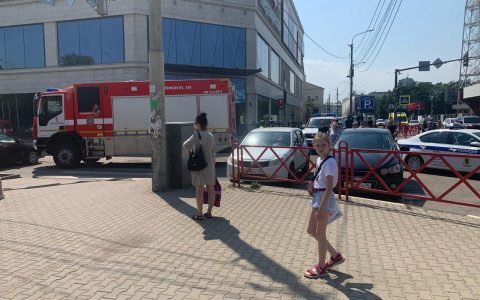 Собаки и оградительные ленты: в Ярославле эвакуировали "Ауру" и другие ТЦ