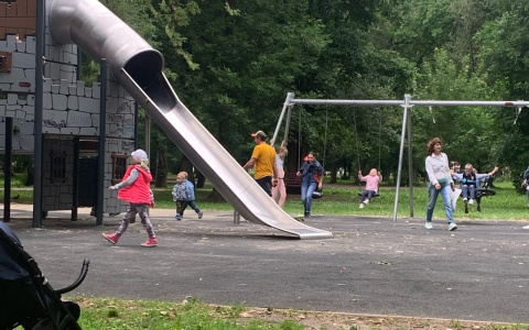 "Лежбище бомжей" на детской площадке оказалось спортинвентарем