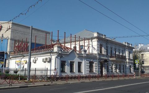 «Унылая городская среда»: урбанист раскритиковал надстройку на памятнике архитектуры