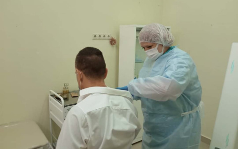 Болеют и с вакциной:  иммунолог о том, как протекает ковид у тех, кто привился