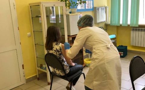 «На рабочем месте»: в школе Ярославской области открыли пункт вакцинации