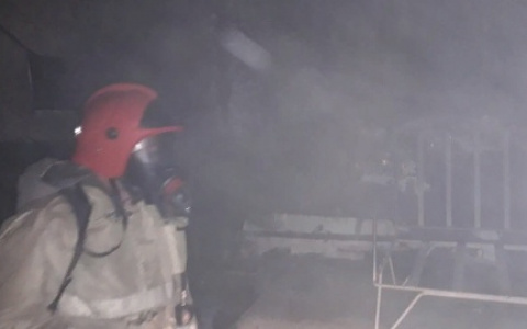 Выбегали в одной ночнушке: под Ярославлем в пожаре пострадали люди