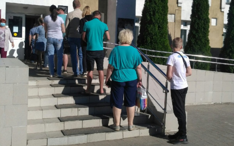 "Едут за явкой лично": в депздраве объяснили очередь в детскую больницу Ярославля