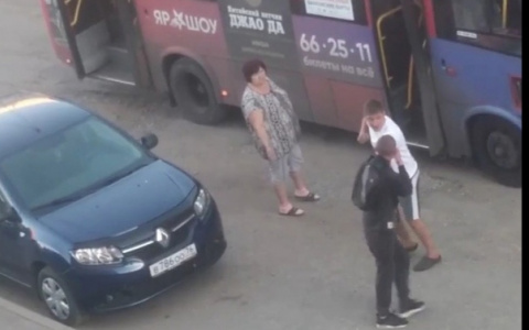 "Деньги где?!": в Ярославле устроили самосуд над пассажиром маршрутки
