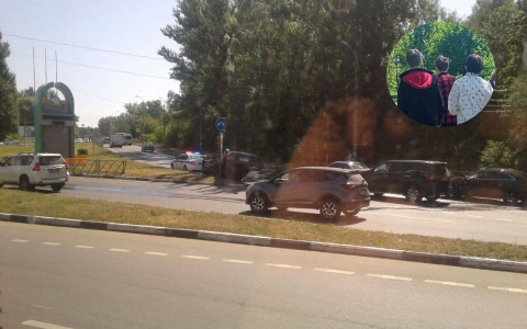 Как черепаха лежит: в Ярославле перевернулся автомобиль около заволжского моста