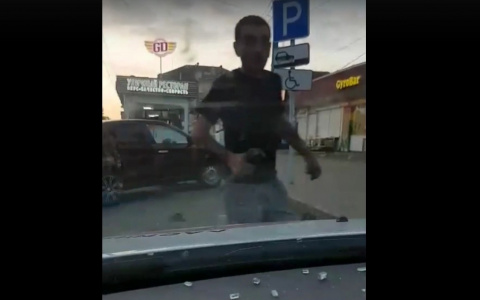 Молотками пробили ногу и разнесли авто: в Ярославле напали на таксиста