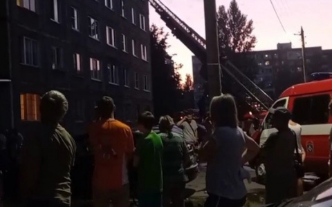 Малыша вытаскивали через окно, выбили двери: кошмарный пожар произошел за Волгой