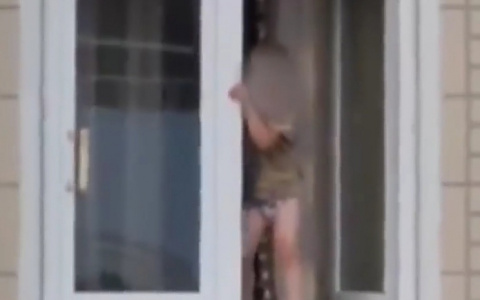 Годовалый мальчик выпал из окна, пока за ним смотрела 15-летняя сестра