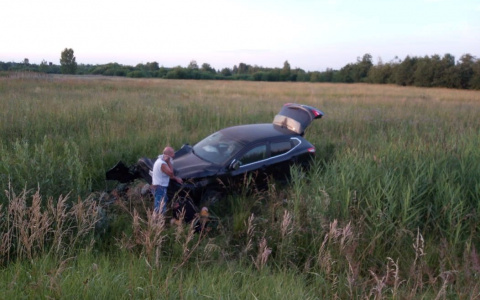 Лежал в траве, скрючившись от боли: в ДТП под Ярославлем пострадал мужчина
