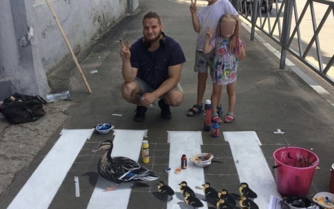 «Близкие ждут дома»: в Ярославле уличный художник разрисовал асфальт 3D-рисунком